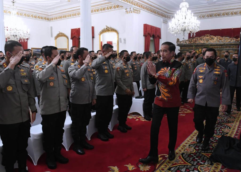 Presiden Joko Widodo menyoroti gaya hidup para pejabat Kepolisian Negara Republik Indonesia (Polri) yang berpotensi menimbulkan kecemburuan sosial dan menjadi sorotan masyarakat