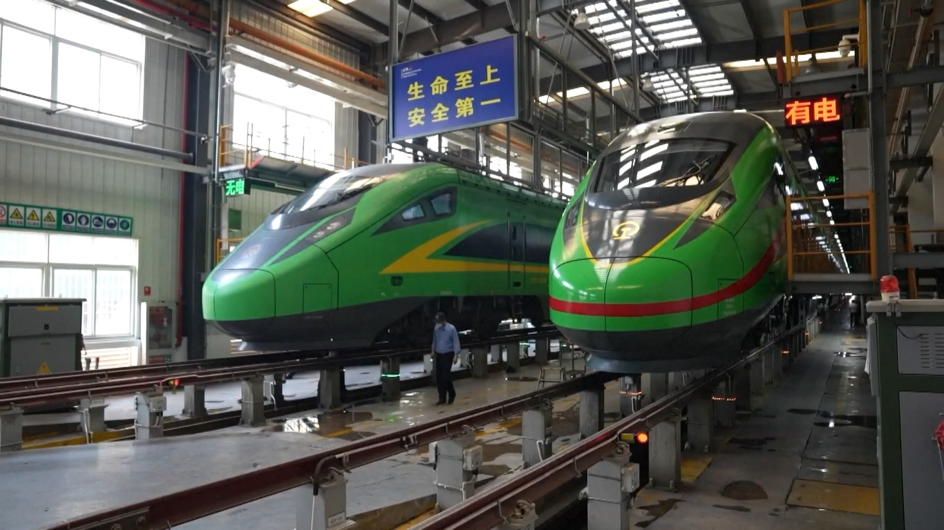 Kereta Api Tiongkok-Laos memulai layanan penumpang lintas batas pada hari Kamis (13/4) dengan kereta penumpang pertama berangkat dari Kunming