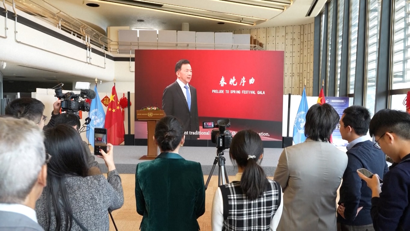 Para tamu dari berbagai negara juga ikut larut dalam kemeriahan Tahun Baru Imlek seperti menulis bait-bait Festival Musim Semi dan menggunting kertas untuk merasakan kemewahan budaya Tiongkok yang unik