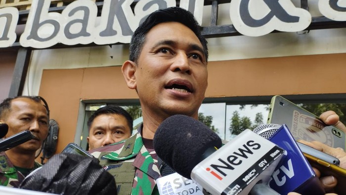 Petugas gabungan sebelumnya telah mengevakuasi empat orang penumpang helikopter yang mendarat darurat di hutan Kerinci