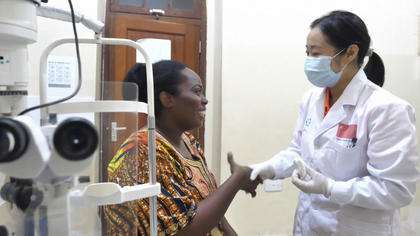 Memberikan bantuan medis ke negara lain adalah contoh komitmen Tiongkok untuk membangun komunitas global kesehatan untuk semua