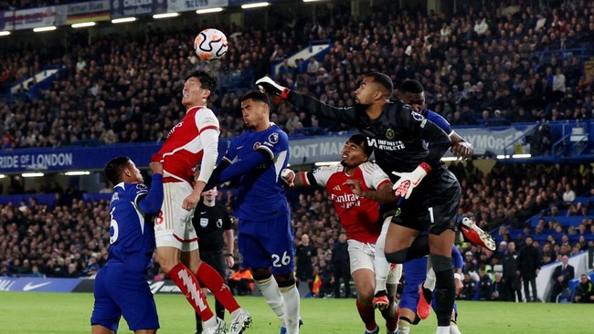 Klasemen Liga Inggris mengalami perubahan setelah kemenangan yang diraih Manchester United dan hasil imbang Chelsea vs Arsenal