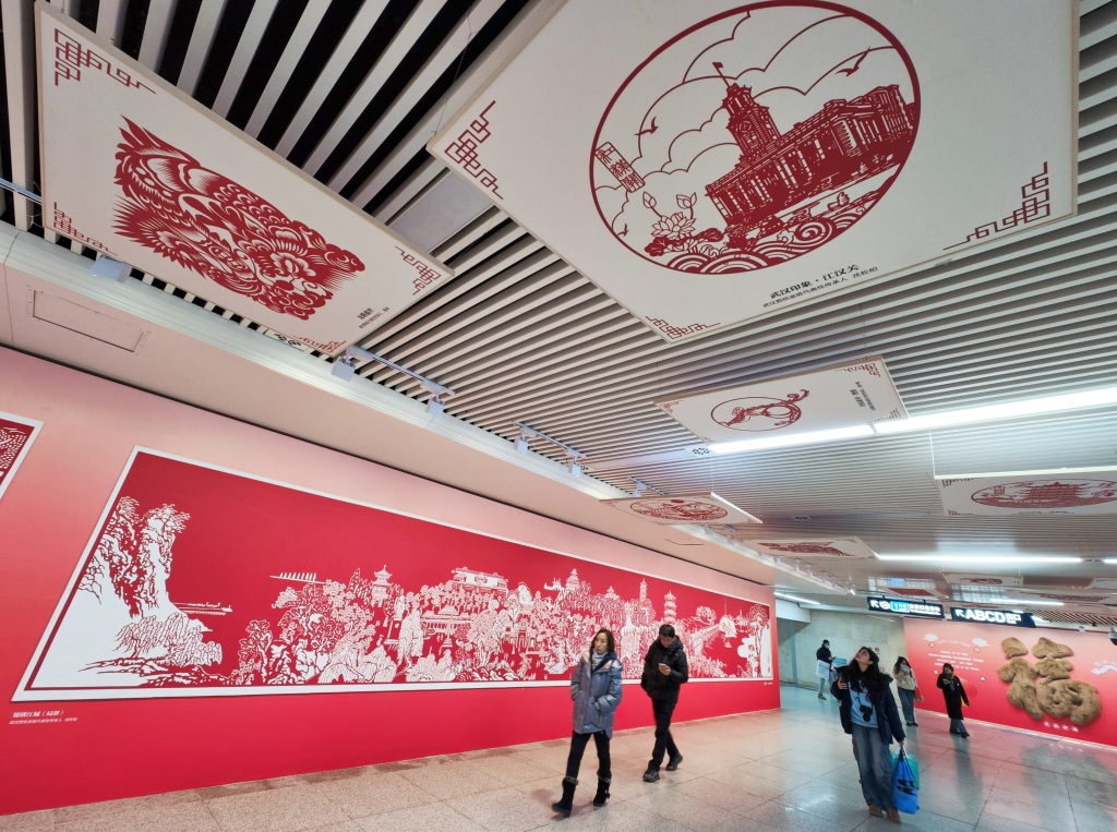 Seni memotong kertas telah menambah sentuhan meriah stasiun metro di Wuhan Provinsi Hubei sehingga memberikan alasan bagi penumpang untuk berlama-lama