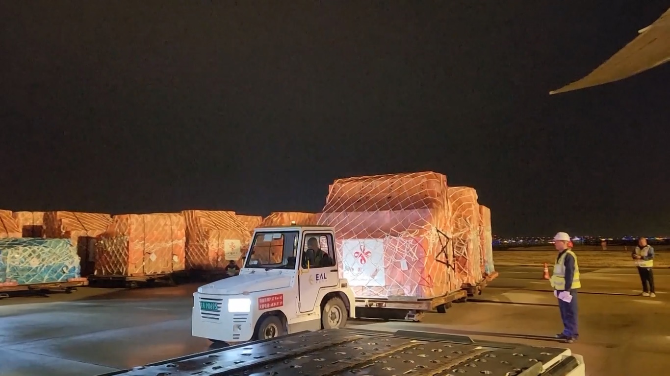 Pengiriman itu berisi perlengkapan medis