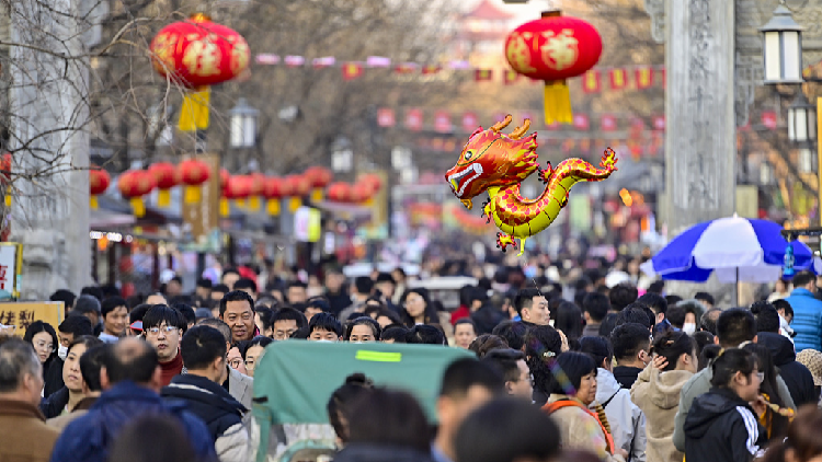 Selama liburan Festival Musim Semi yang lalu tempat-tempat indah populer di Tiongkok ramai  yang menyebabkan angka konsumsi melebihi yang tercatat pada periode yang sama tahun 2019