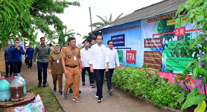 Presiden Jokowi menjelaskan bahwa hingga saat ini terdapat sejumlah infrastruktur yang sudah terbangun dan memberikan manfaat dari penggunaan dana desa yang telah disalurkan pemerintah