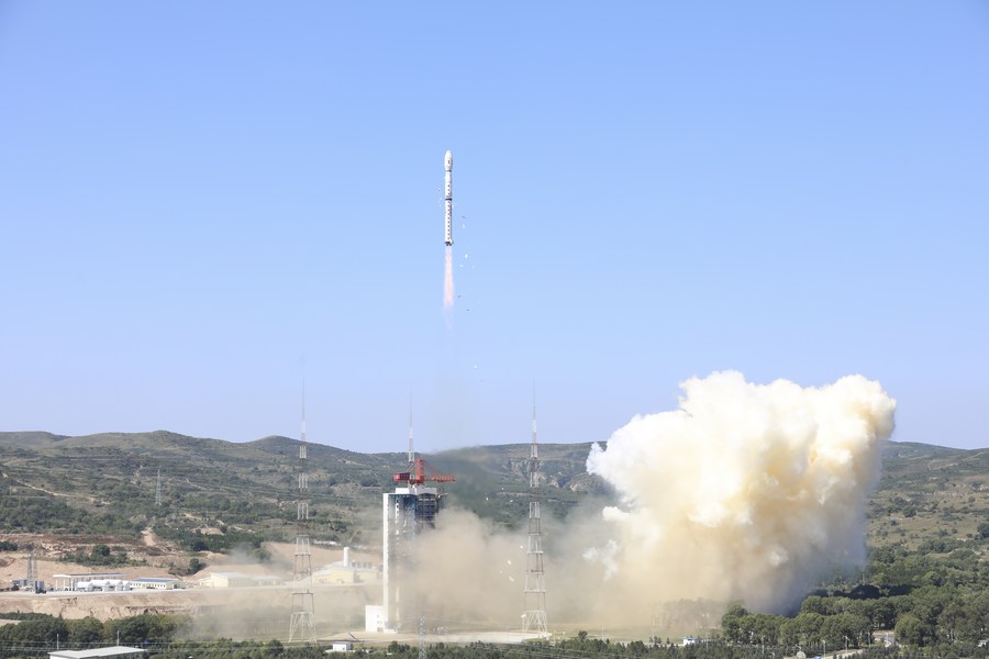 Dibandingkan dengan satelit pencitraan optik konvensional yang hanya mengamati bentuk dan ukuran objek