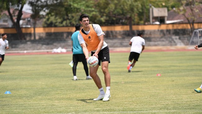 Bek Timnas Indonesia U-23 Elkan Baggott menyebut timnya terbantu dengan kondisi Solo yang tenang dan tanpa macet jelang melawan Taiwan pada Kualifikasi Piala Asia U-23 2024 di Stadion Manahan
