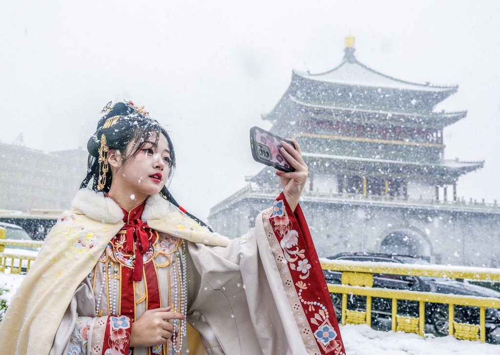 Di tengah hujan salju baru-baru ini di Xi'an Provinsi Shaanxi di barat laut Tiongkok Pagoda Dayan dan Menara Lonceng Xi'an menarik pengunjung yang ingin mengambil foto musim dingin