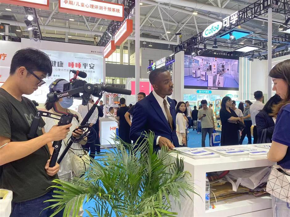 Melalui sudut pandang enam mahasiswa internasional yang menjalani hidup mereka di Shanghai film ini menggambarkan potret ambisi perjuangan dan pencarian jati diri