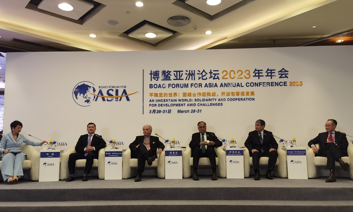 Sesi yang bertemakan “Belt and Road: Berbagi Peluang Pembangunan” ini