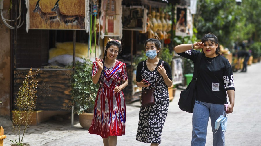Fakta telah membuktikan berkali-kali bahwa mempolitisasi hak asasi manusia dan mempraktikkan standar ganda sangat tidak populer dan upaya untuk menggunakan masalah terkait Xinjiang untuk menekan atau menahan Tiongkok tidak akan berhasil