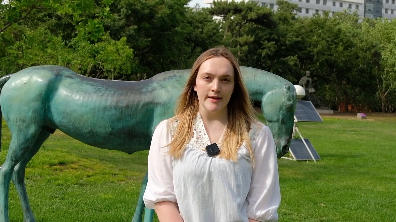 Andreea Manolache saat ini sedang belajar di Fakultas Ekonomi dan Manajemen di Universitas Tsinghua yang bergengsi di Beijing