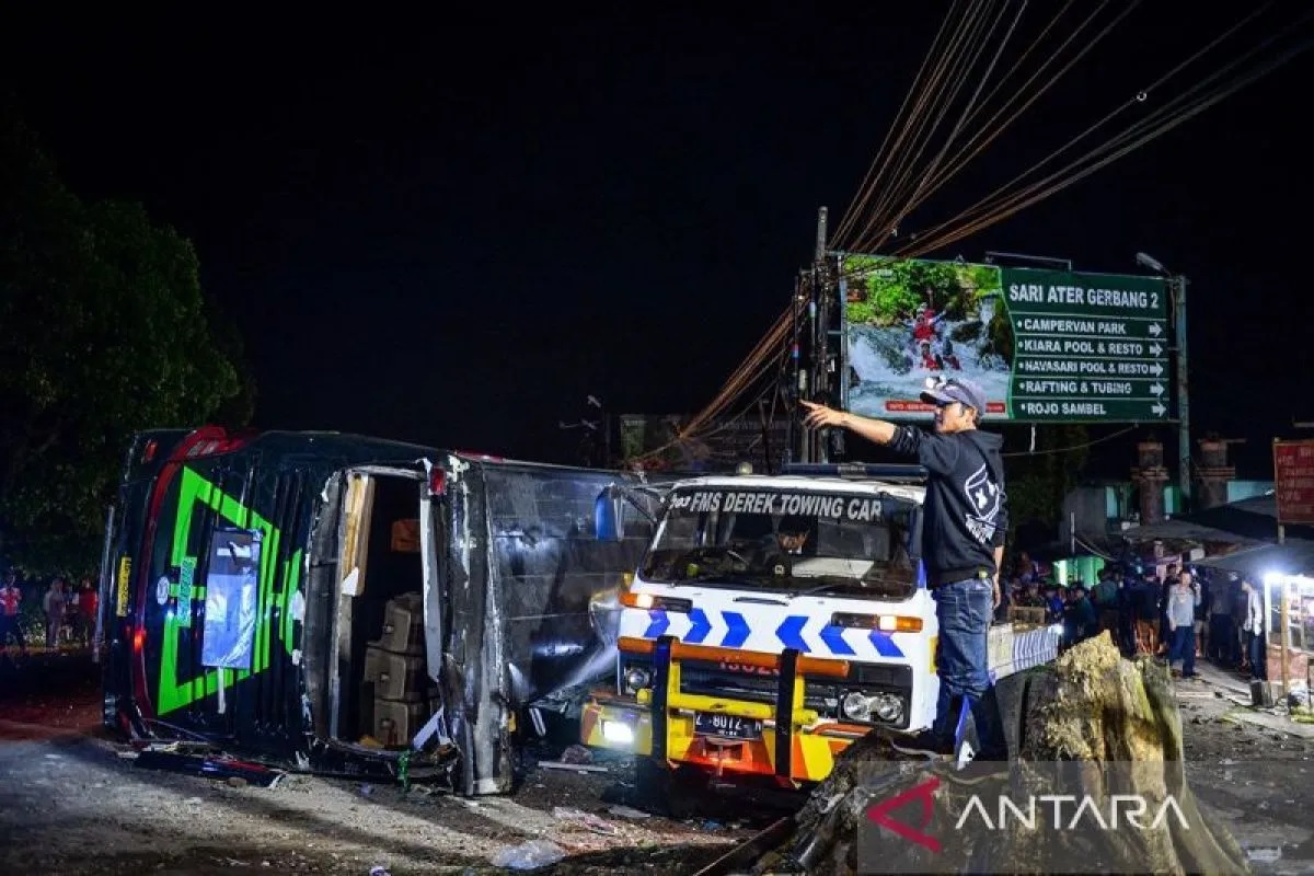 Dalam kecelakaan itu bus pariwisata nopol AD 7524 OG itu terguling dan para penumpang dilaporkan ada yang sampai berserakan di jalan