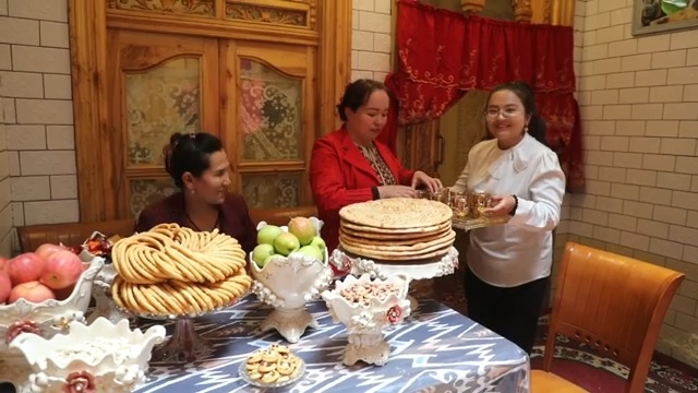 Hari Raya Idul Fitri merupakan salah satu festival tradisional bagi suku-suku Uyghur