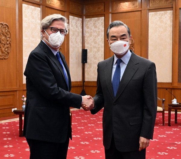 Wang Yi menyatakan bahwa dalam menghadapi masalah utama regional dan tantangan globalisasi seperti perubahan iklim serta krisis energi dan  pangan
