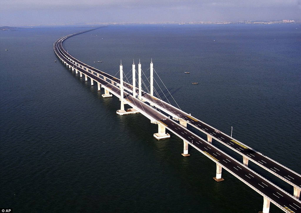 Panjang jembatan ini mencapai 1648 kilometer