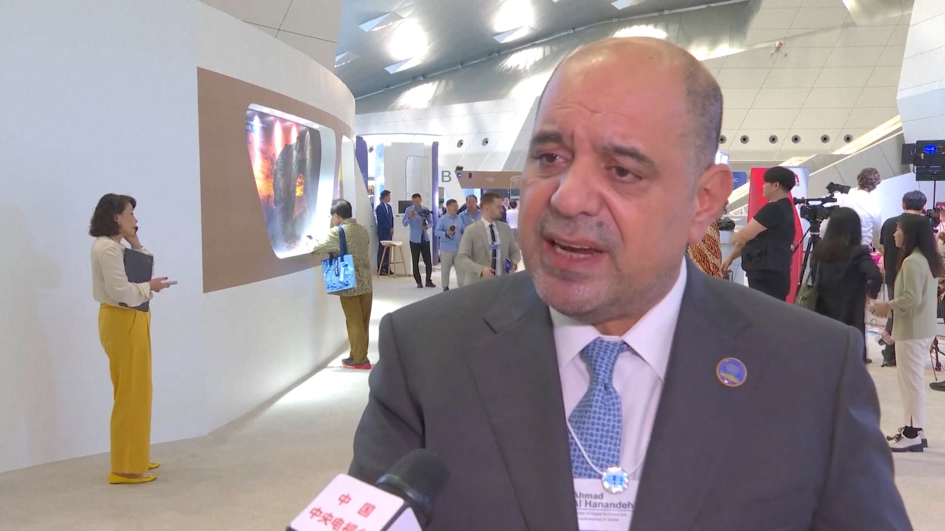 Para peserta forum berfokus pada kinerja dan pencapaian ekonomi Tiongkok di berbagai bidang