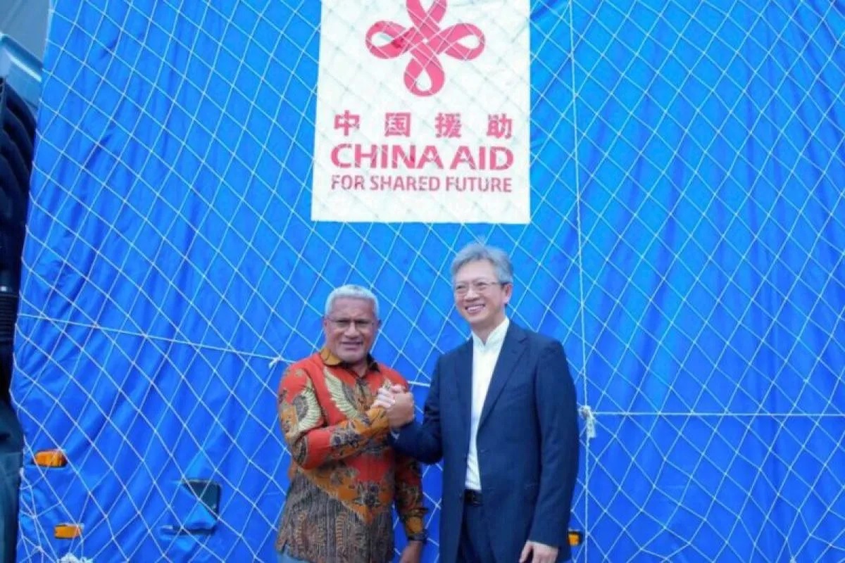 Kepala BNN RI Komisaris Jenderal Polisi Marthinus Hukom mengatakan kendaraan yang dihibahkan tersebut dilengkapi dengan tomografi terpadu yang mampu mengidentifikasi barang ilegal yang disembunyikan