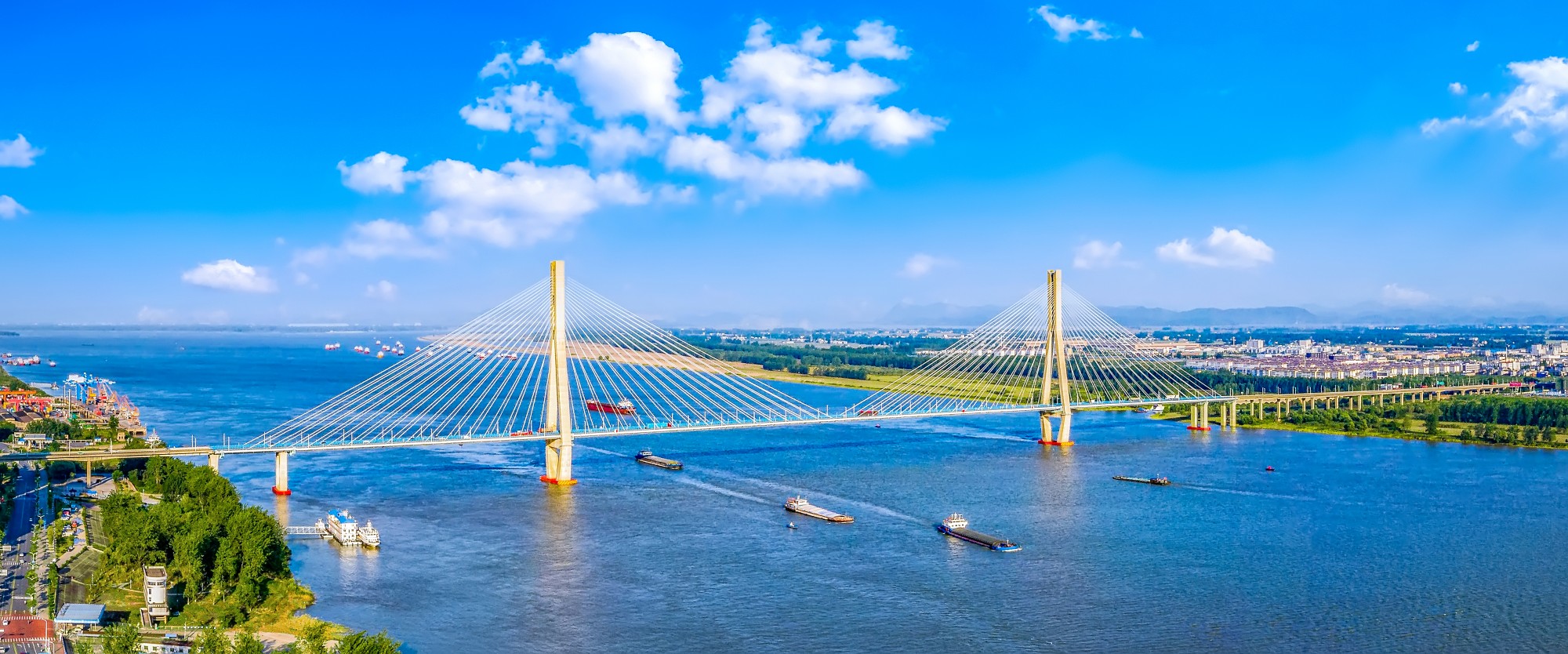 Anhui adalah provinsi terkurung daratan yang terletak di Tiongkok timur dan bagian tengah &amp; hilir Sungai Yangtze