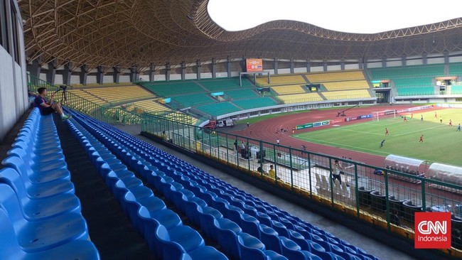 Ketua Umum PSSI Erick Thohir memamerkan wajah baru Stadion Patriot Candrabhaga yang menjadi venue pertandingan Timnas Indonesia vs Burundi di FIFA Matchday