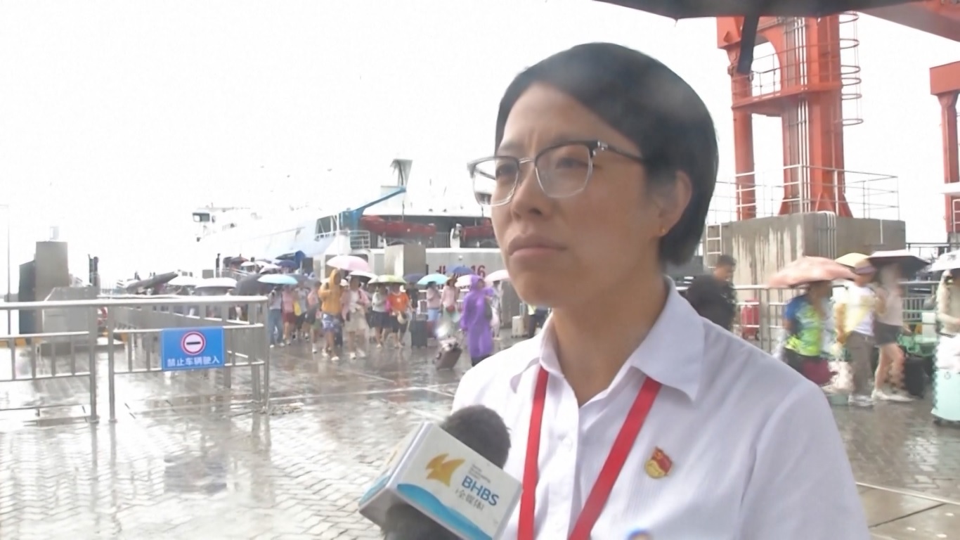 Pihak berwenang telah mengevakuasi tempat selancar populer di Sanya dan mengamankan fasilitas tepi pantai