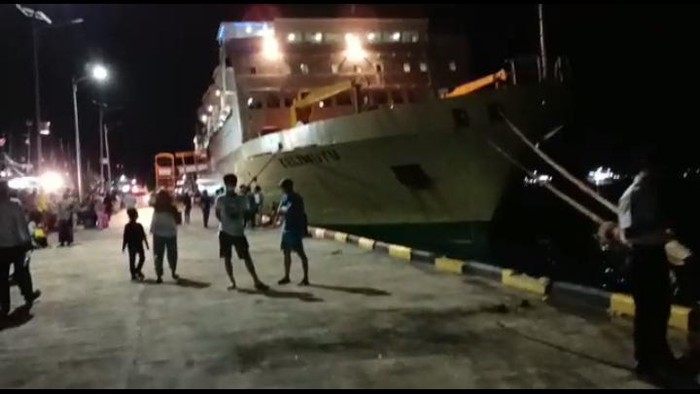 Wisatawan yang tertahan di Pulau Karimunjawa akibat cuaca buruk tersebut kemudian dievakuasi menuju Pelabuhan Tanjung Emas Semarang Jawa Tengah menggunakan kapal KM Kelimutu milik PT Pelni yang bersandar di Pelabuhan Legon Bajak Karimunjawa Jepara