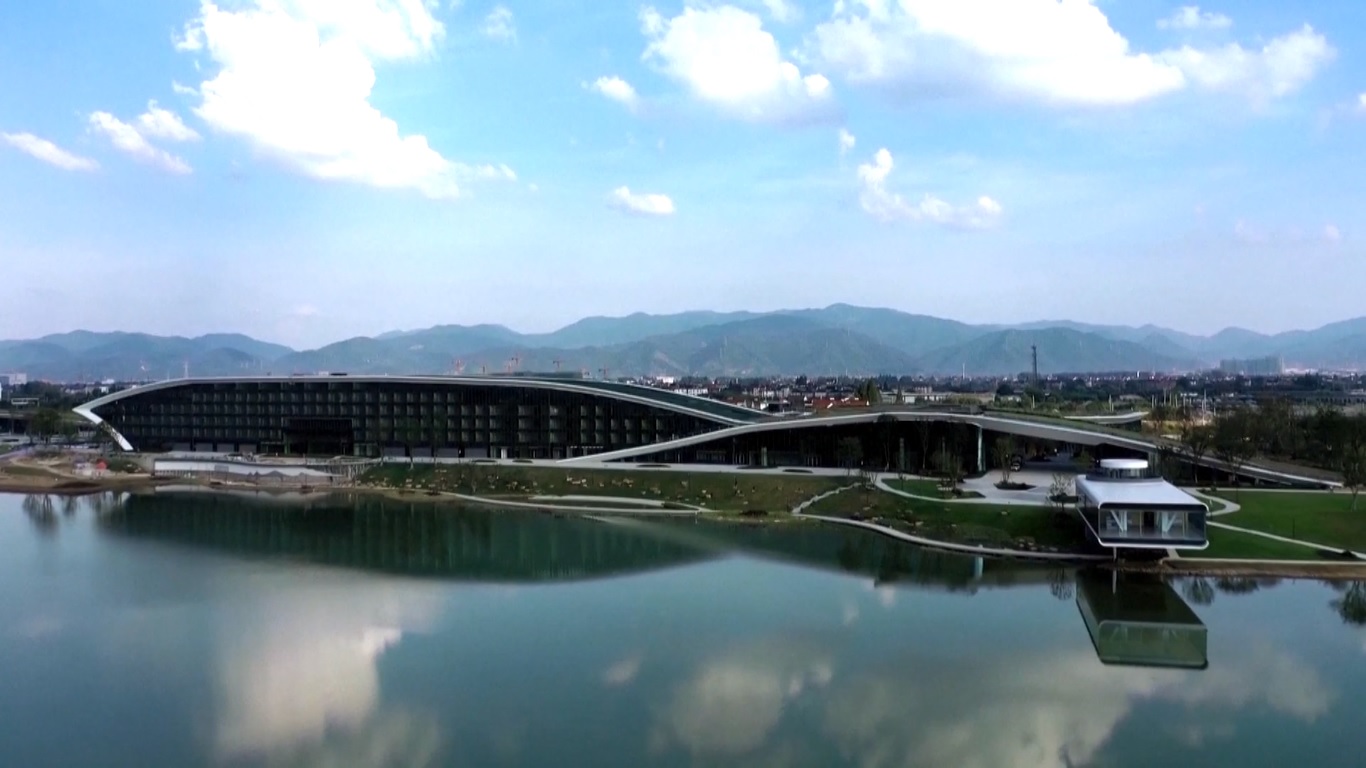 Asian Games Hangzhou bertujuan untuk mencapai tujuan sepenuhnya menggunakan listrik ramah lingkungan sebagai catu daya reguler untuk semua tempat kompetisi untuk pertama kalinya dalam sejarah Asian Games