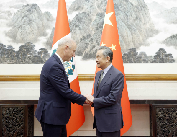 Menteri Luar Negeri Tiongkok Wang Yi mengadakan pembicaraan dengan Menteri Luar Negeri Peru Javier Gonzalez-Olaechea di Beijing hari Senin (29/4) kemarin
