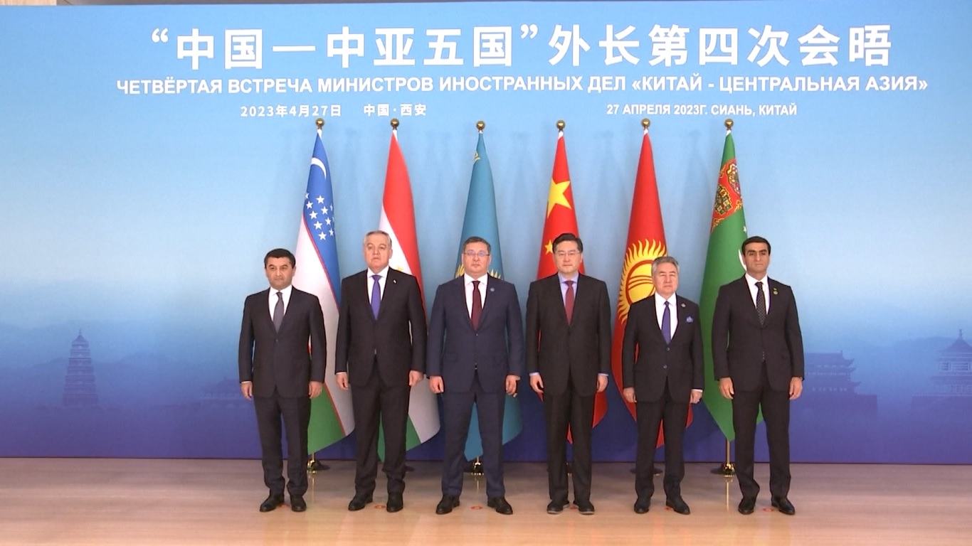 Para menteri memuji panggilan telepon konstruktif antara Presiden Xi dan Presiden Ukraina Volodymyr Zelensky pada hari Rabu (26/4)