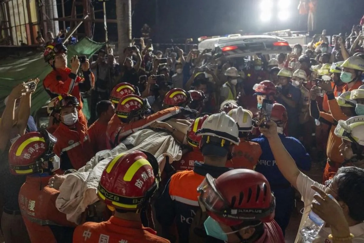 Sekitar pukul 12:40 dini Senin dini hari hari waktu setempat setelah lebih dari lima jam berjuang tim penyelamat Tiongkok berhasil mengeluarkan seorang wanita yang terjebak di bawah reruntuhan Hotel Great Wall