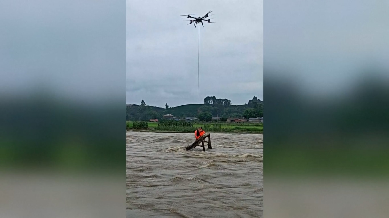 Drone Berhasil Selamatkan Seorang Pria dari Derasnya Sungai di Chengdu