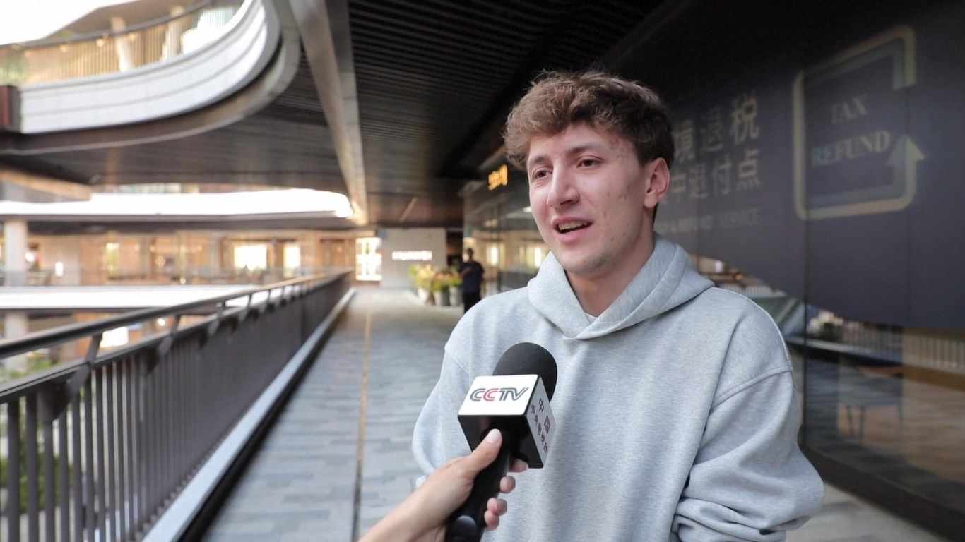 Di sebuah mal di Shanghai