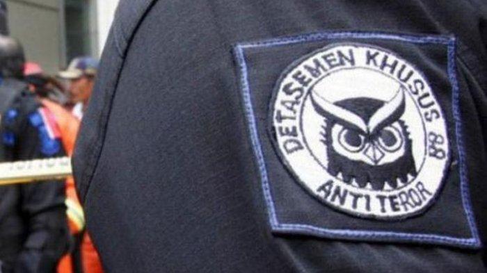 Tersangka terduga teroris jaringan ISIS bernama (AW) diamankan Densus 88 Antiteror Polri di Sleman Sejumlah barang bukti yang diduga bahan peledak turut disita dalam penangkapan tersebut