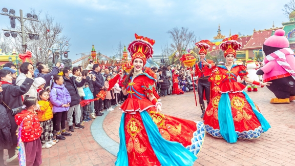 Wisatawan Tiongkok  melakukan perjalanan lebih jauh dari biasanya selama liburan Tahun Baru Imlek  selama delapan hari