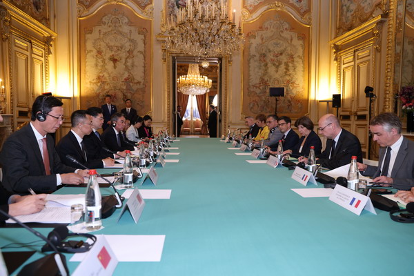 Prancis dan Tiongkok mempunyai sejarah yang lama dan kebudayaan yang cemerlang hendaknya meningkatkan pertukaran kebudayaan mencakup kerja sama di bidang warisan budaya pariwisata budaya dan pendidikan bahasa