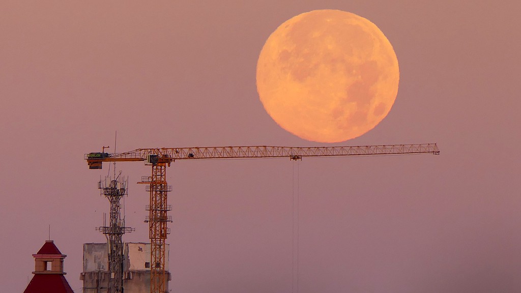 Supermoon Terakhir Tahun 2025: Bulan Dingin Memukau Langit Dunia