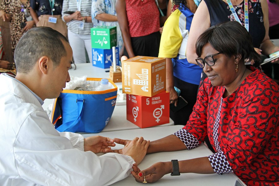 Menteri Kesehatan dan Layanan Sosial Namibia menyambut empat anggota baru Tim Medis Tiongkok ke-15