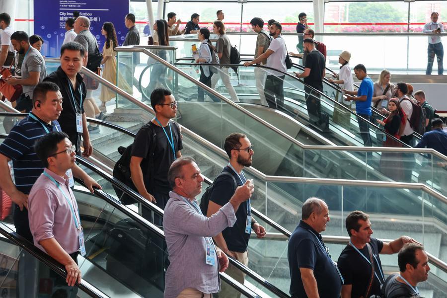 Sekitar 246000 pembeli dari 215 negara dan wilayah berpartisipasi dalam pameran offline ini Sejak dibuka pada tanggal 15 April 2024