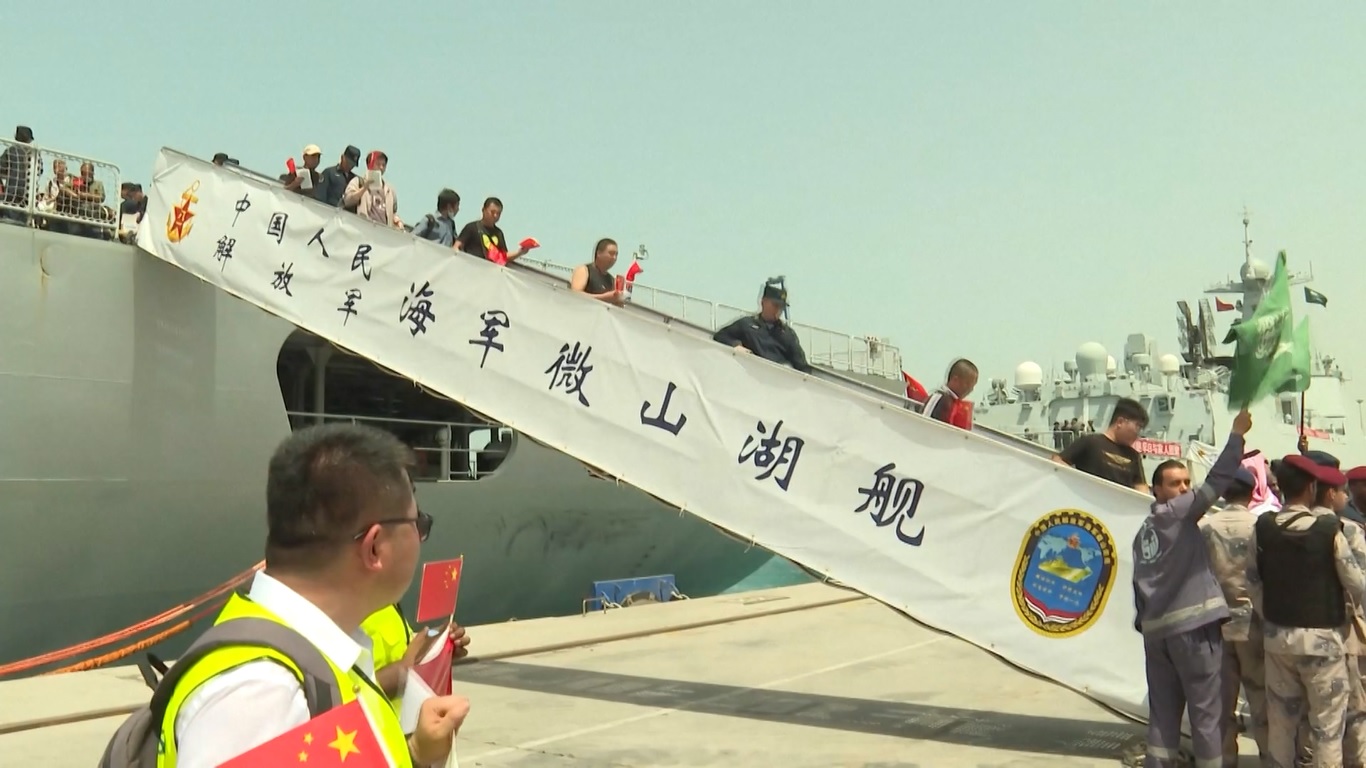 Li termasuk di antara 678 orang yang dievakuasi ke Arab Saudi melalui kapal angkatan laut Tiongkok