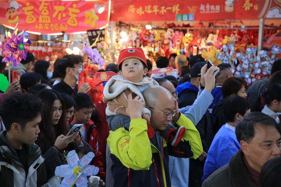 Tahun Baru Imlek memiliki makna universal karena merupakan waktu ketika keluarga berkumpul kembali masyarakat memperkuat ikatan mereka dan individu merenungkan tahun lalu sambil menantikan tahun berikutnya