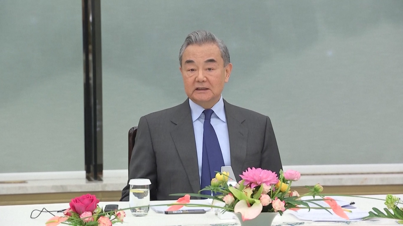 Wang mengatakan bahwa Timur Tengah tidak boleh terus menjadi medan pertempuran bagi persaingan kekuatan besar atau menjadi korban konflik geopolitik