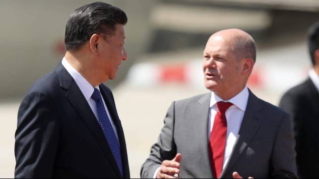 Presiden Tiongkok Xi Jinping mengadakan pertemuan dengan Kanselir Jerman Olaf Scholz di Balai Agung Rakyat Jumat hari ini (4/11)
