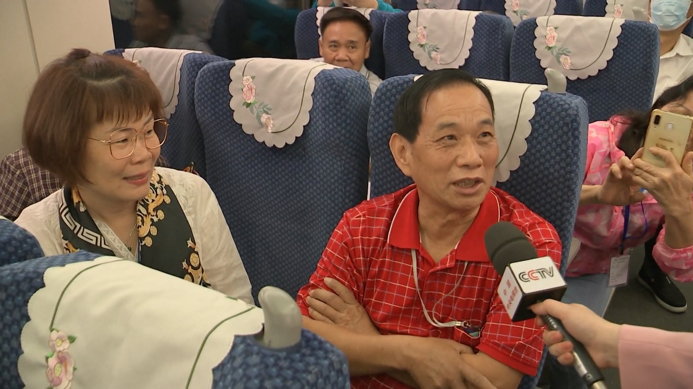 Sekelompok penumpang yang naik di terminal di Kota Kunming di Provinsi Yunnan