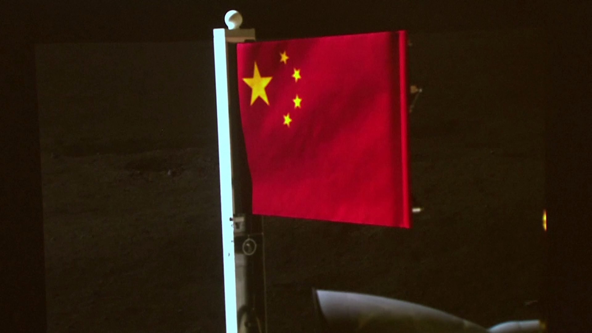Wahana Chang'e-6 milik Tiongkok menampilkan bendera nasional Tiongkok untuk pertama kalinya di sisi jauh bulan setelah pengumpulan sampel berhasil