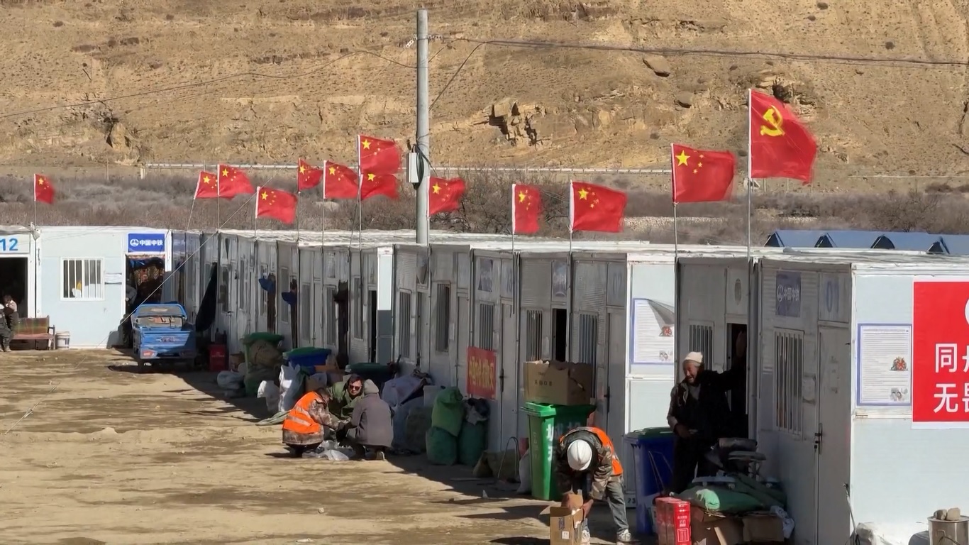 Ribuan rumah portabel telah didirikan di kota-kota dan desa-desa yang terkena dampak gempa