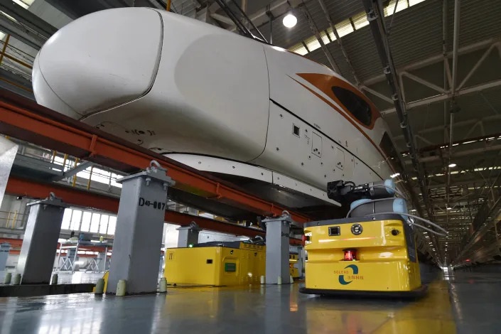 Tiongkok dikabarkan sedang berupaya mempercepat proyek sistem kereta api berkecepatan tingginya melalui penggunaan robot yang dikendalikan secara artificial intelligence (AI)