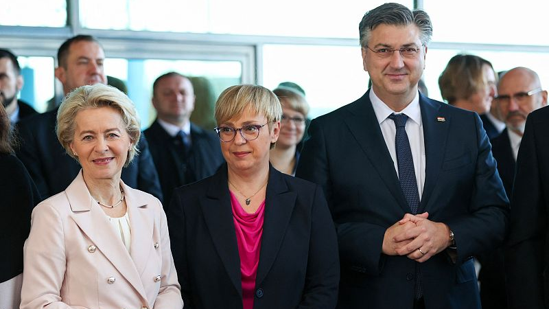 Kroasia secara resmi bergabung dengan zona Schengen bebas perbatasan UE dan mata uang bersama euro pada hari pertama tahun baru 2023 Hal ini pun memenuhi ambisi lama Kroasia untuk berintegrasi erat dengan Eropa