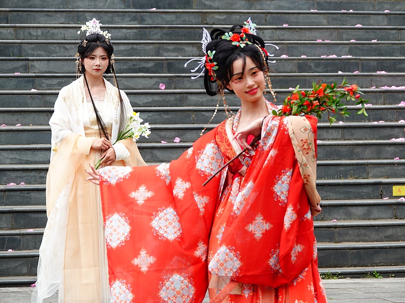 Sebagai bagian dari tradisi acara tersebut mencakup upacara pemujaan dewi bunga dan alam serta serangkaian pertunjukan musik tradisional dan kegiatan yang bertujuan untuk merayakan festival akbar ini