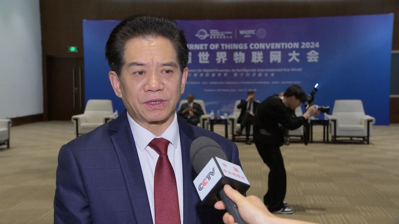 Dengan menghubungkan entitas fisik dan virtual melalui teknologi informasi dan komunikasi